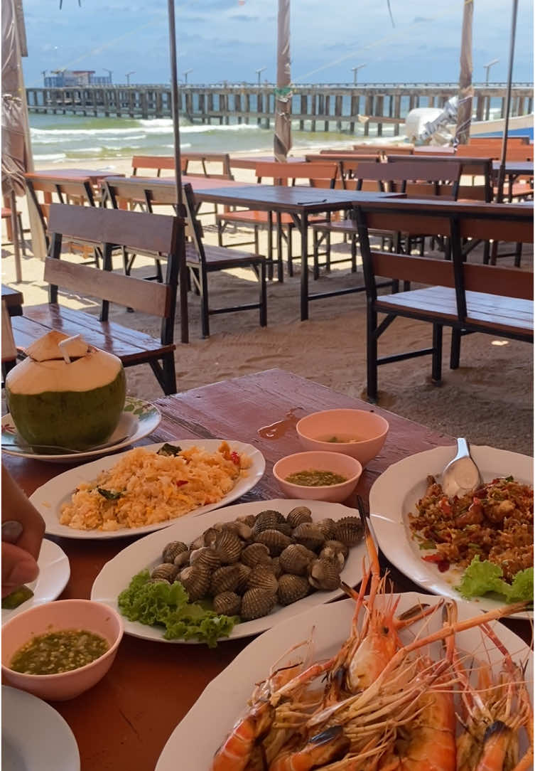 ร้านอร่อย ริมชายหาดแม่รำพึง #ซีฟู้ด #ระยอง #หาดแม่รําพึงระยอง 