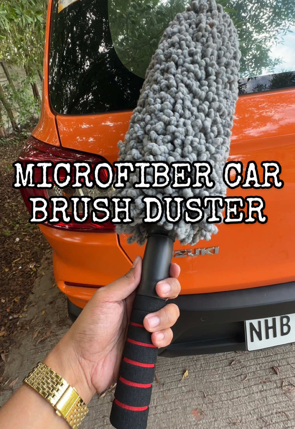 Reach EVERY spot! 💪🏼 This extendable car duster is a must-have! Get your CAR BRUSH DUSTER now from the link below! #carcleaning #microfiber #carbrushduster #extendablecarbrushduster #carbrushdustcleaner 