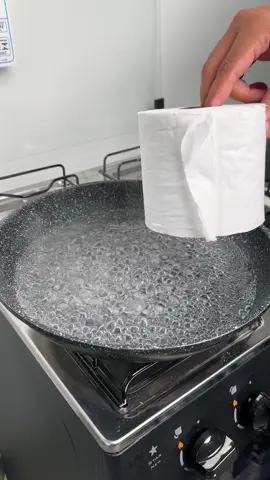 Il suffit de jeter du papier hygiénique dans de l'eau bouillante pour être surpris.. #fyp #tikiokfrance #ménage#conselis #santé #astuces