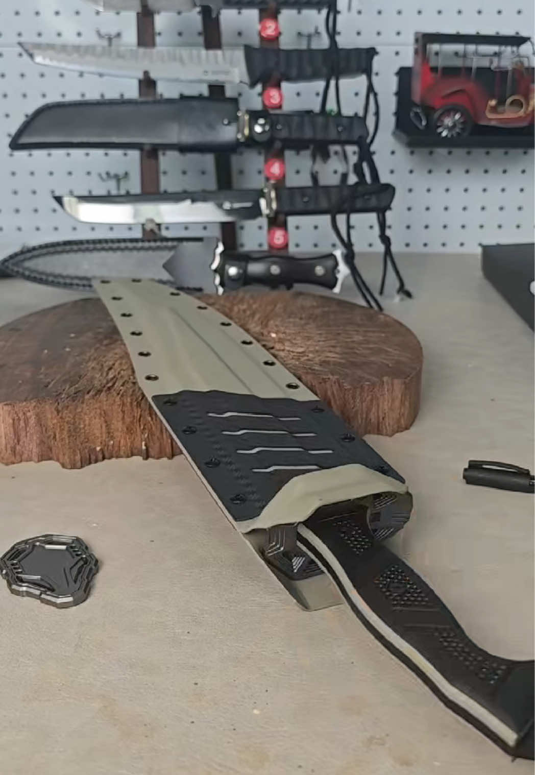 A knife with a strong sense of mechanical armor.#foryou #knife #blade #outdoorknife #camping #hunting #cuteknife 
