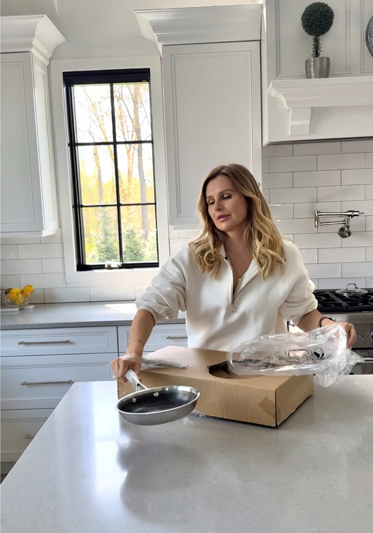 Finally got around to editing this spring cleaning video I filmed over two weeks ago, better late than never, right? April is usually my month to reset and reorganize, but with the chaos of finishing our new summer home, I definitely bit off more than I could chew. Still, this little kitchen refresh and snack restock for the kids and their friends felt like a breath of fresh air. Who else finds spring cleaning so very satisfying?