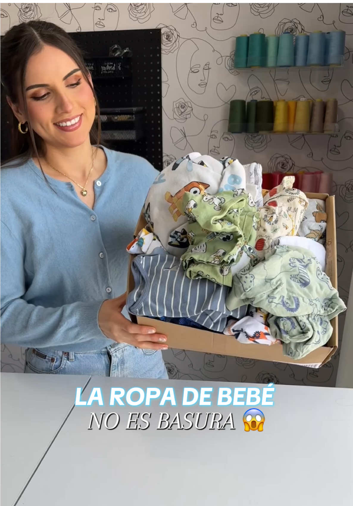 Tu que hubieras hecho con tanta ropa de bebé? A mi la mamá me pidió una cobija, pero yo la quise sorprender con el sweater 💙 al final reutilizamos ropa que estaba guardada y el resto se donó. Estos proyectos son perfectos para regalar, emprender, o para ti misma! 🙌 ✂️  #mothersday #upcycle #sewing #creatorsearchinsights 