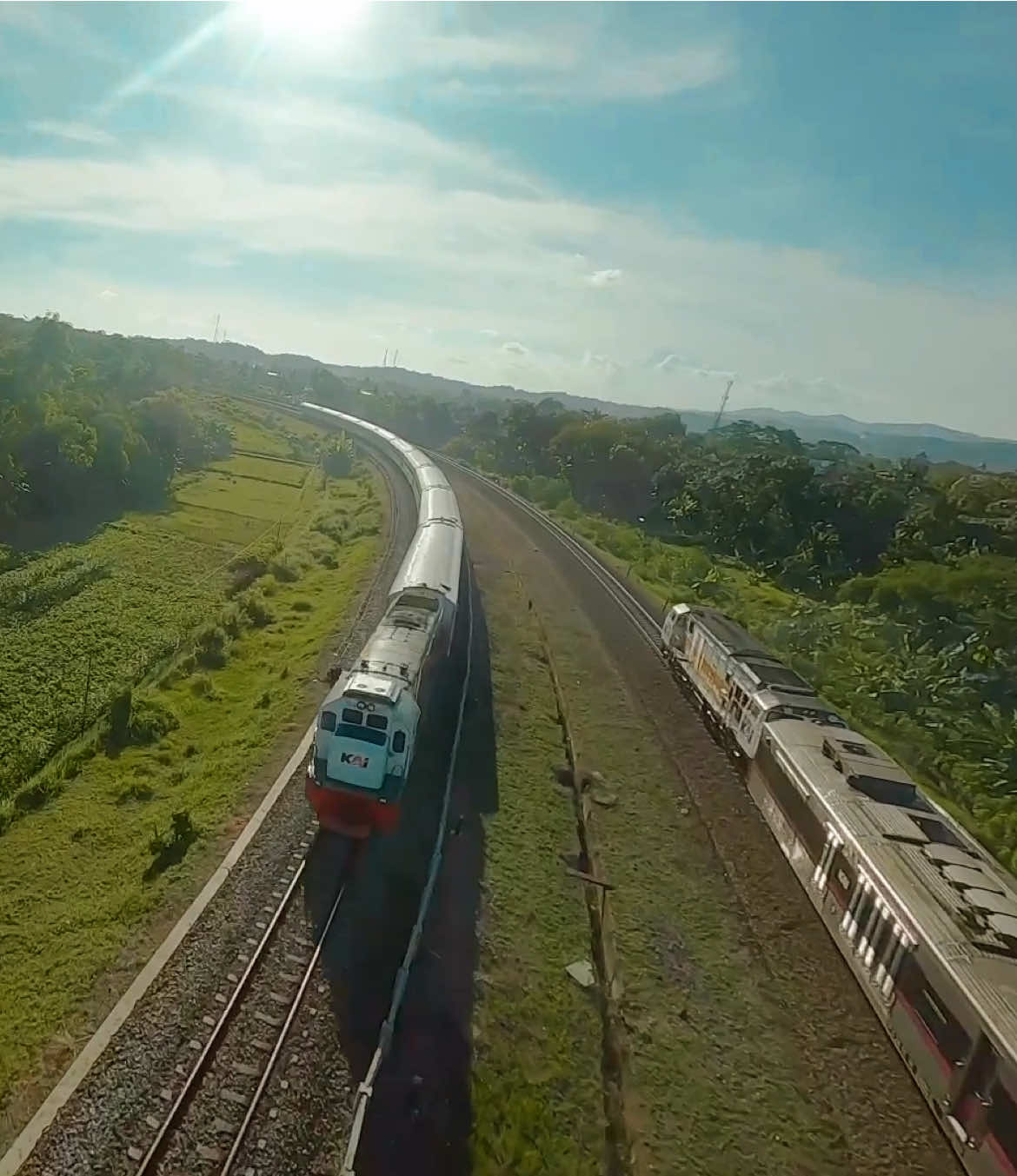 The moment 🚇 . #pecintakeretaapi #keretaapiindonesia #fpvdrone #fpvcinematic 