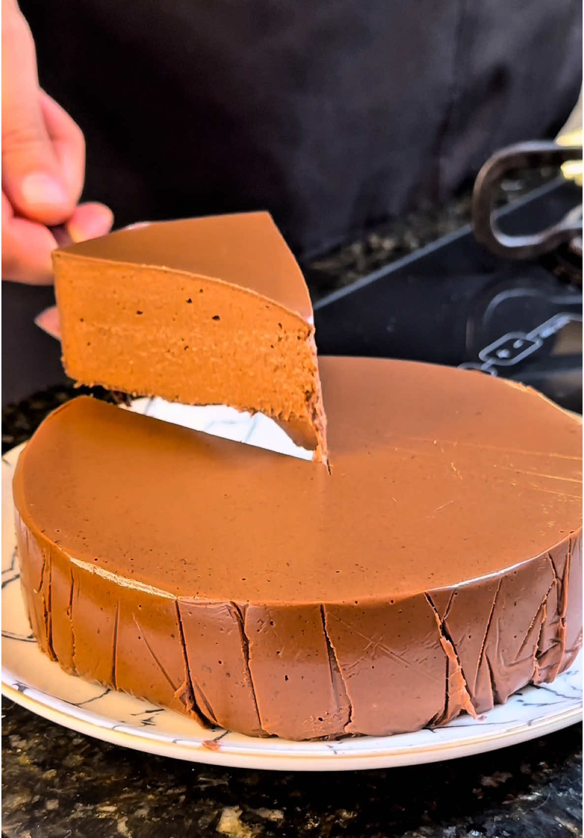 Sobremesa com apenas 2 ingredientes!! Ingredientes: 6 bananas  250g chocolate amargo  Modo de preparo: Misture a banana no liquidificador até ficar líquida. Depois derreta 250g chocolate amargo e coloque dentro do liquidificador. Pegue uma forma pequena de sua preferência e coloque plástico de alimento. Leve a geladeira por 4 horas. Desenforme e está pronta! #receitas #chessecake #chocolate #2 #doces 