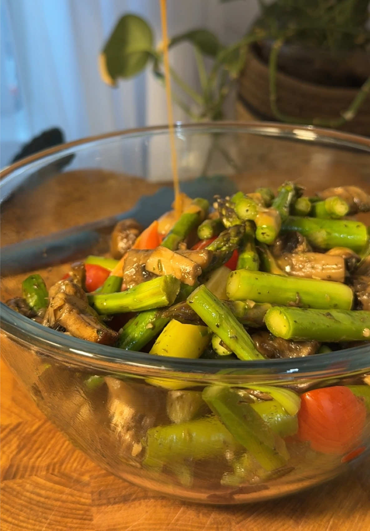 Салат зі спаржею  Інгредієнти:  300 г спаржі  200 г печериць  200 г помідорів  Листя салату  Спаржу і гриби зачистити, нарізати, додати спеції, оливкову олію та пекти при 190 градусах 115-20 хв  Спеції:  Сіль часникова з травами з @Lavrushka.ua  Заправка:  4 ст л оливкової олії  2 ст л соку лимона  4 ст л соєвого  1 ч л меду  1 ст л кунжутної пасти Тазіна (можна без) 