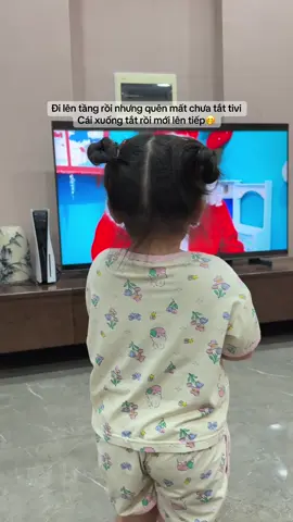 Mặc dù mẹ còn ở dưới nhà nhưng có vẻ bé không yên tâm cho lắm 🤭 #baoanhsam