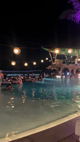 Dunia malam pualau dewata.! #finnsbeachclub #bali #wisatamalambali #pulaudewata #pulaudewata_bali 