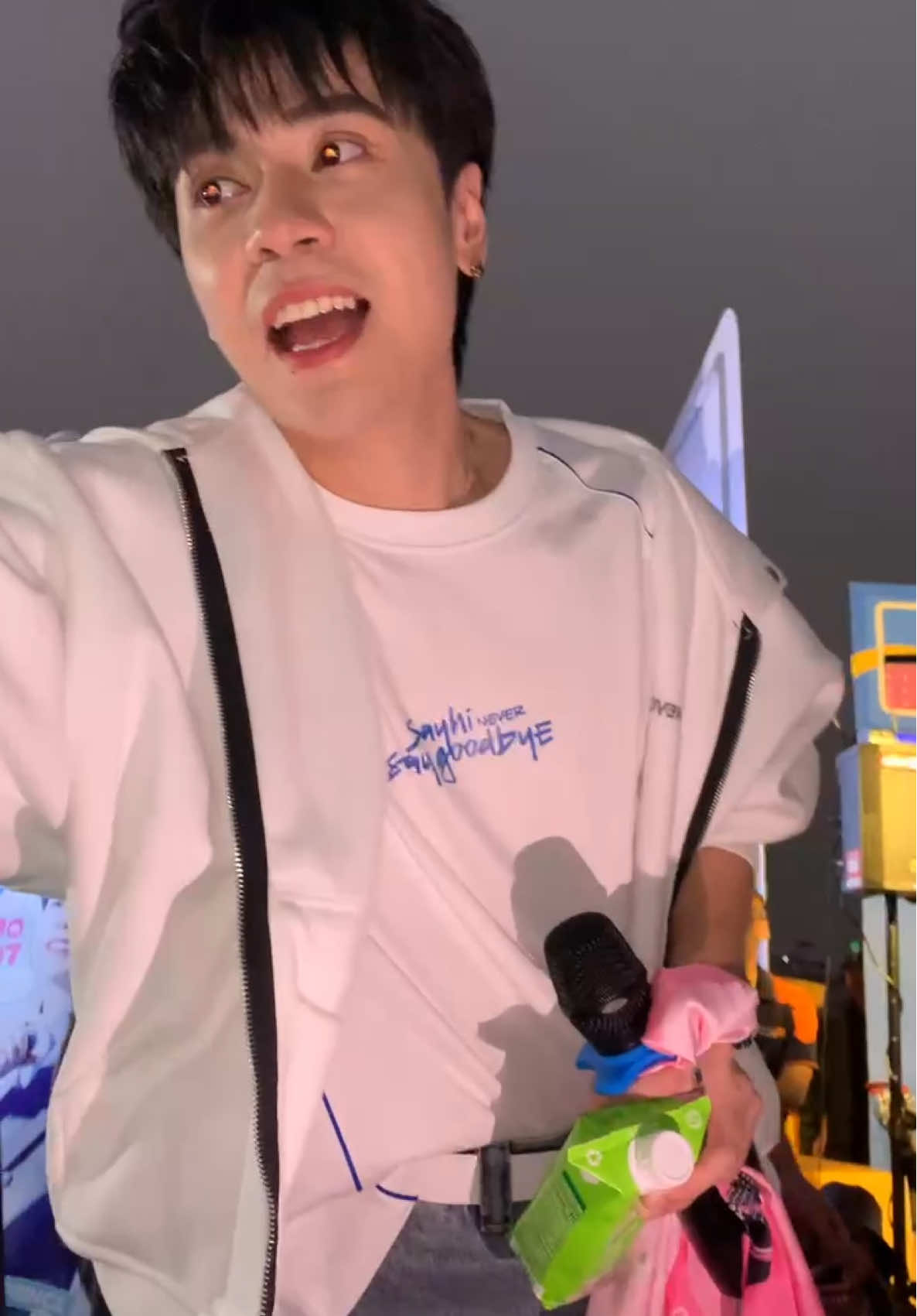 Ổng lo cho fan mà thương ghê🥹🥹giữ gìn sức khoẻ cho mình nữa nha Tongtai❤️#quanghungmasterd #atshconcert #concert #anhtraisayhiday6 