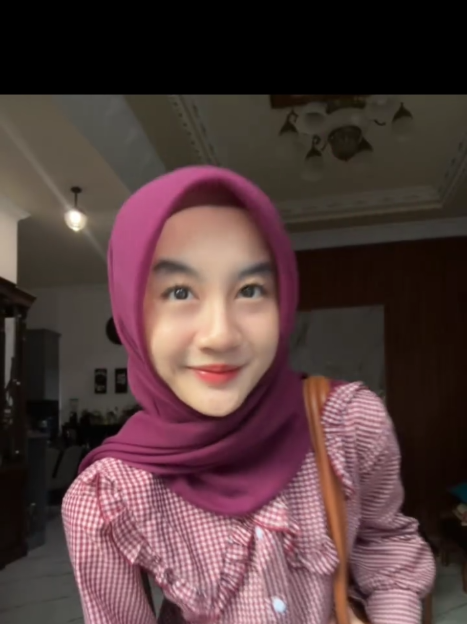 stay elegant with red hijab #MuslimCantik #HijabStyle #MuslimahFashion #CantikNatural #HijabInspiration #OOTDMuslimah #FYPIndonesia #MuslimahDaily #HijabLook #MuslimahVibes #FYP #foryou #foryoupage #viral #trending #tiktokindonesia #cewektiktok #cewekindo #tiktokcewek #kontenviral 