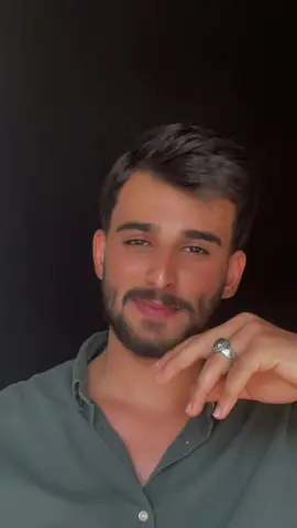 يلوك المحبس بجفك 😋😂.