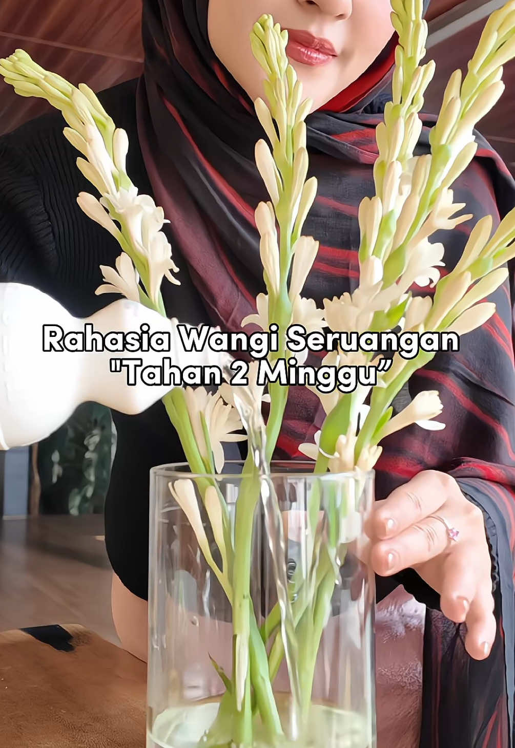 Bunga & wanginy bisa tahan sampe 2 minggu✨ Manfaat : Bayclin manfaatnya supaya pengembangan kuman di air dan gula berfungsi untuk menutrisi bunga agar tetap hidup. Kalian cukup ganti air 2 hari 1 kali.✨❗️