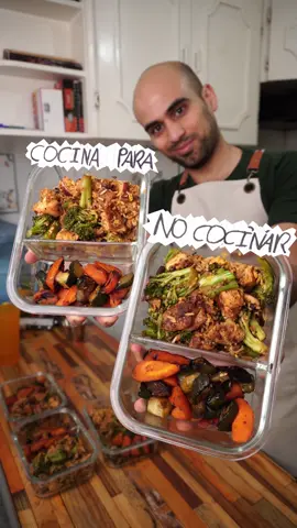 Pollo buffalo con arroz Lista de ingredientes: 1 kg de muslos de pollo deshuesados y sin piel, como 1.2  kg con hueso 1 cucharada o 6 g del sazonador para pollo que mas te guste 2 cucharaditas o 12 g de sal. Si tu sazonador ya trae sal, solo agrega la mitad 1 cucharadita o 2 g de pimienta negra 3 tazas o 450 g de arroz cocido, 1 taza o 180 g de arroz crudo 300 g de brócoli, cortado tamaño bocado, osea que te los puedas meter a la boca sin problema.  227 g de champiñones, picados  ½ cebolla mediana ½ taza o 56 g de queso cheddar, rallado 2 cucharadas o 30 ml de aceite 4 cucharadas o 60 ml de salsa búfalo, la que más te guste Los pasos mas detallados estan en www.ominivoro.mx Link en la descripcion del canal.