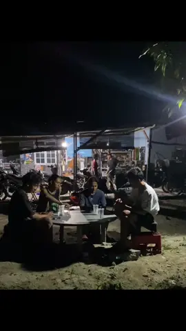 Di bengkel juga enak, #vibesmalamhari #bengkel #temanteman 