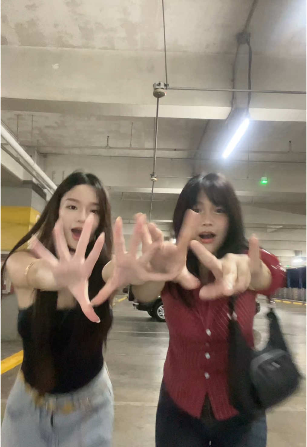 FREAK OUTTT 👯‍♀️ @linzi 