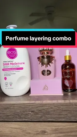 Me fui a mi clase de portugués bien strawberry shortcake vibes con este combo que huele a tentación: la crema de EOS Strawberry Dream, el aceite corporal Sexy Strawberry de Femenina y el protagonista… Haya de Lattafa. Este layering combo es perfecto si te gustan los perfumes dulces con un toque elegante y misterioso. #perfumetiktok #hayalattafa #lattafa #perfumesarabes #perfumesparamujer #perfumerecommendations #perfumetok 