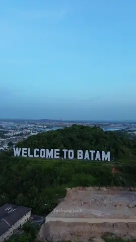 Batam melaju pesat untuk menyaingi singapura😁#batamtiktok #batamkotatehobeng #fypage #batampunyacerita #batamcity #batamhits #fyp #jembatanbarelangbatam #wisatabatamviralfyp #indonesia🇮🇩 #indonesia 