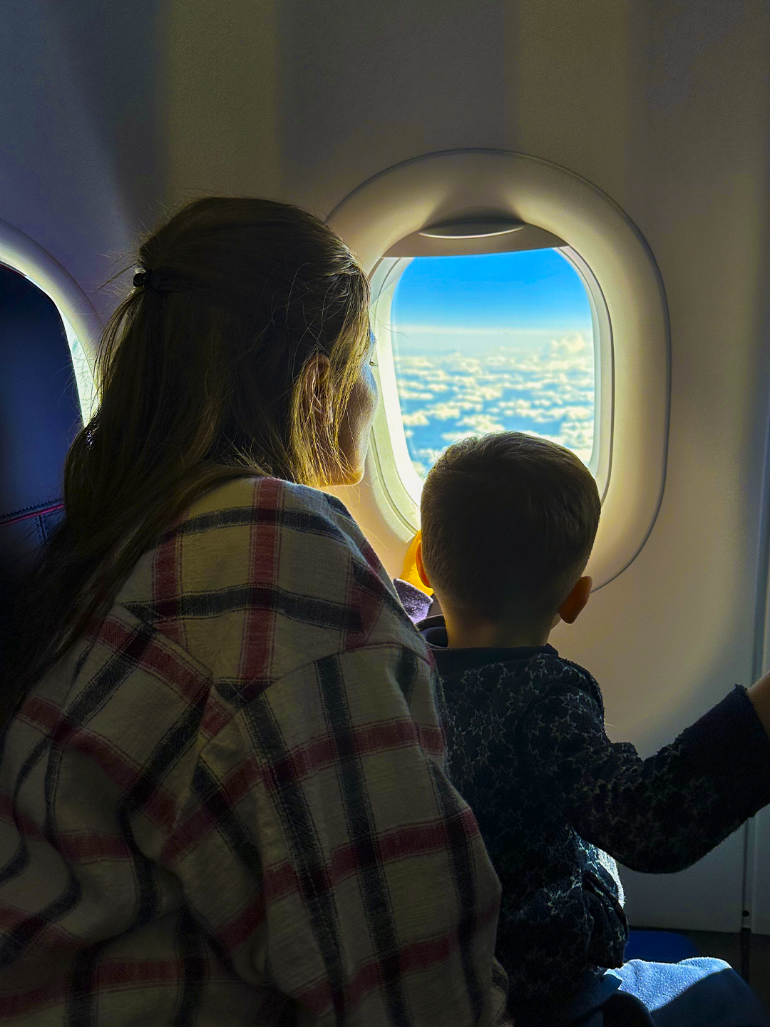 🥰 Neste Dia das Mães, celebre com a sua maior companheira de viagem: aquela que te acompanhou muito antes de qualquer embarque. #viajandodeCVC #DiadasMães #CVC53anos #CVCSuaCompanheiradeViagem #Viagem #CVCViagens #AmoViajar #PraCadaViagem #pratodosverem  O vídeo é uma homenagem da CVC para o dia das mães! No vídeo passam cenas de mães e filhos de várias idades, juntos, se abraçando e sorrindo.