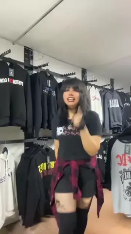 #camisasrockeras #polos #exclusivo #rocknroll #rockperu #rock #rockstar #peru #lima #centrocomercialarenales Ven A NOIZE y sumérgete a una experiencia rockera! La que te mereces 😎