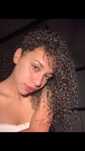 Lo mojado se seca… pero este encanto no😜 #S#ShowerVibesC#CurlyQueenW#WetHairLookT#ToallaStyleB#BellezaNaturalA#ActitudFemeninaE#EleganciaSutilC#CoquetaYSeguraE#EstiloPropioL#LinkEnBioC#ContenidoConActitudC#CurlyGlowMisteriosaPeroReal
