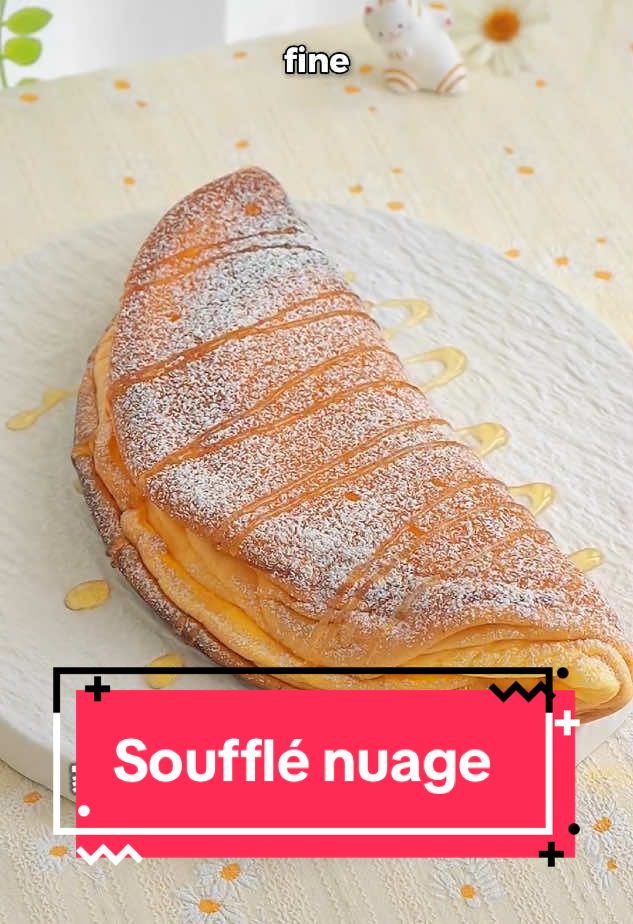 Plus moelleux qu’un gâteau, ce soufflé nuage se fait avec 3 œufs et une poêle ! ☁️🍳 💡 Sans four, sans farine, ultra simple et hyper fondant ! ✨ Une texture aérienne à tomber, prête en 8 minutes chrono. 📌 Garde cette recette de secours… et teste-la dès ce soir ! #recettefacile #recetterapide #dessert #cuisinefacile #faitmaison #tiktokfood  🧾 Ingrédients pour 1 soufflé (1-2 personnes) : – 3 œufs – 1 petite pincée de sel (dans les jaunes) – 1 c. à soupe de sucre (dans les blancs) – Un peu d’huile neutre pour graisser la poêle (Facultatif : un peu de beurre ou de sucre glace pour le service)