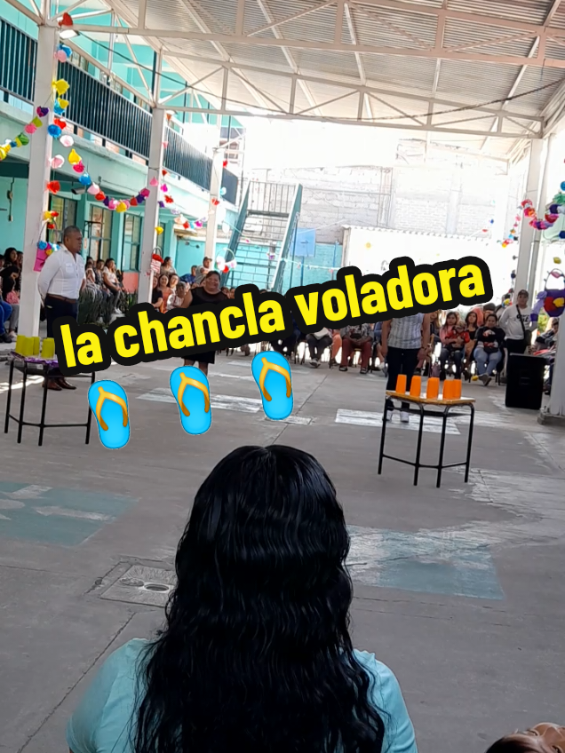 Se ve que si práctica en casa🤣🤣🤣🤣🤣ningún vaso salió lastimado en este video🤣🤣#festival #juegosdivertidos #juegosdiadelasmadres #diadelasmadres #chancla #chanclavoladora #juegos #escuela #maestra #docentes #parati #viraltiktok #parati #10demayo 