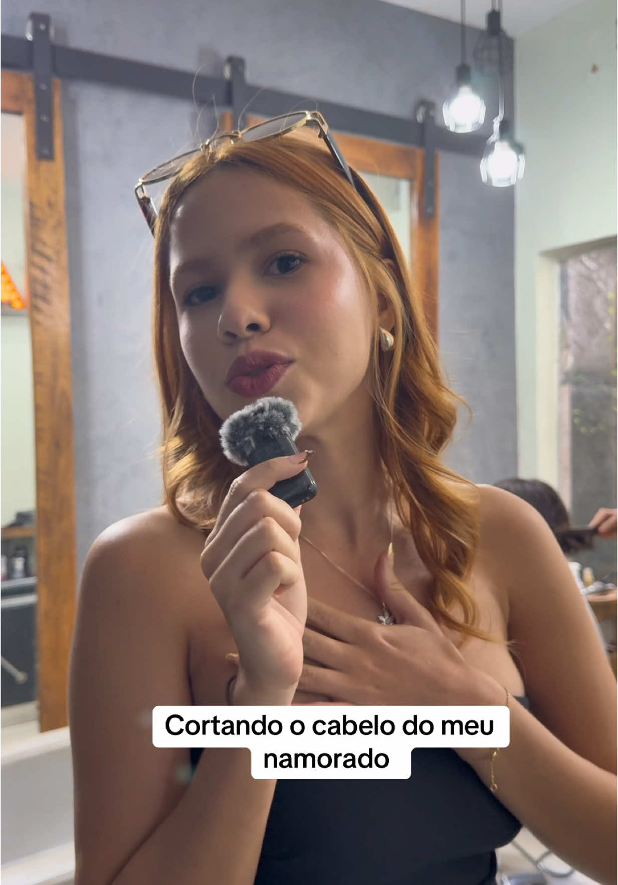 Mudança de visual por aquiii hoje!!! Menino Igor tinha o cabelãooo e decidiu cortar as madeixas ano passado, mas hoje resolvemos cortar ainda maaaais curtinho! Já tem tempo que venho pedindo esse corte pra ele fazer pois acho tãoooo fofinho! E olha só o resultado EU AMEI DEMAAAAAAIS! Ces gostaram também? 😍 *relevem o áudio ruim, eu jurava que tava conectado no microfone mas fui tombada HAHAHAHA 