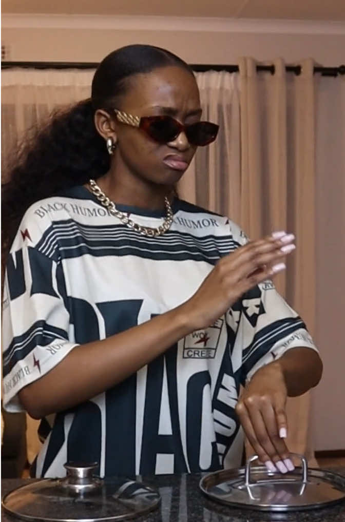 This one with earphones?!🔥🔥💃🏽💃🏽 #yandisibi #pianochoker @Vigro deep 