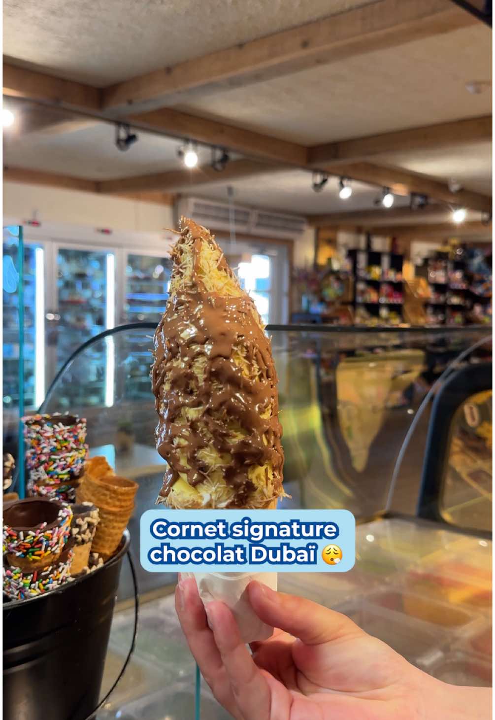 Qui ici est obsédé(e) par le chocolat Dubaï?! Découvre notre cornet signature au chocolat Dubaï. 😮‍💨 #maîtreglacier #dubaichocolate 