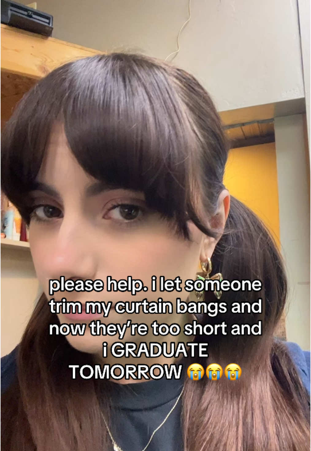 i’m literally about to cry 😭😭 #curtainbangs #shortbangs #sabrinabange #bangs #help 