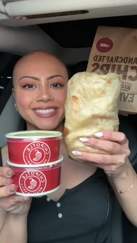 I was craving a chipotle burrito 😍 I got barbacoa in my burrito this time. Game changer !!! @Trü Frü #trufrupartner 