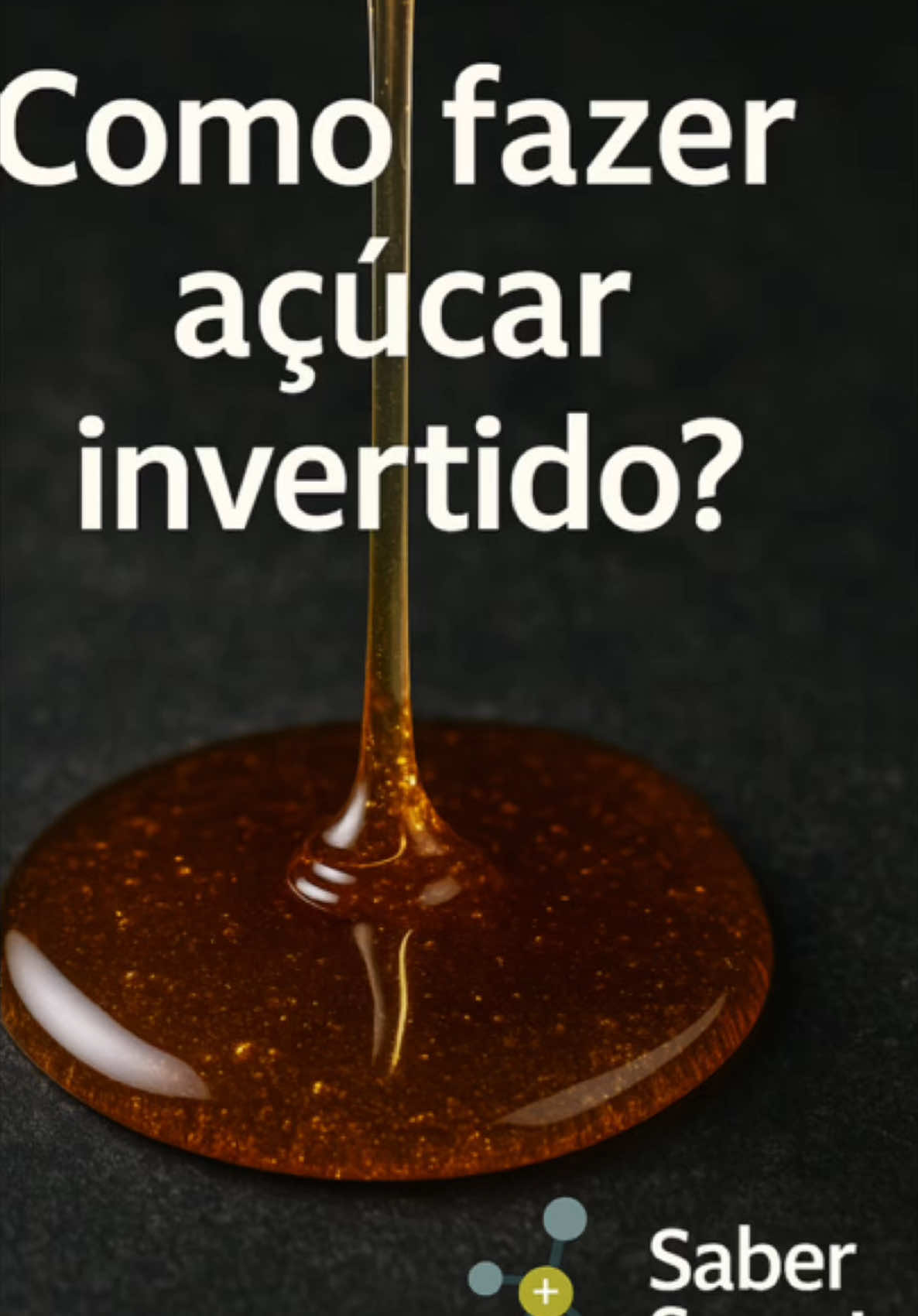 Você sabia que pode fazer seu próprio açúcar invertido em casa? Essa é uma solução simples que melhora a textura, brilho e sabor dos seus sorvetes e caldas! RECEITA: • 700g de açúcar • 300g de água • 4g de ácido cítrico • 4g de bicarbonato de sódio  Como fazer: 	1.	Misture tudo em uma panela. Evite sujar as laterais com açúcar — isso ajuda a prevenir a cristalização. 	2.	Aqueça até atingir 114°C — esse ponto garante que a quebra da sacarose ocorra com eficiência. 	3.	Deixe esfriar até 60°C e adicione 4g de bicarbonato de sódio — ele neutraliza a acidez e estabiliza a calda. 	4.	Aguarde a reação efervescente terminar. Dica: prepare com antecedência e use no dia seguinte! Aprenda. Aplique. Evolua. Conecte-se. #sabersorvete #açucarinvertido #sorveteartesanal #receitadehoje #sorveteperfeito #gelatobr #foodtech #feitoemcasa #docesartesanais #confeitariatecnica