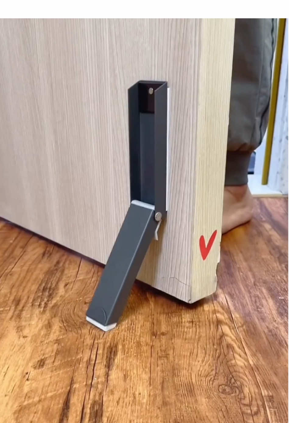 Easy to stop the door😏#gadgets #coolstuff #coolgadgets #product #shopping #amazonfinds #favoritefinds #LearnOnTikTok #tiktokmademebuyit #fyp 