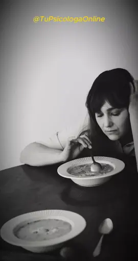 ¿La ansiedad no te deja en paz? Prueba estos 4 consejos para aliviarla: 1. Habla contigo misma: Reconoce lo que sientes sin juzgarte. Aceptar tu ansiedad es el primer paso para manejarla. 2. Cuida tu alimentación: Evita el exceso de azúcar y cafeína, ya que pueden intensificar los síntomas. Opta por comidas ligeras y equilibradas. 3. Prueba técnicas de relajación: La meditación guiada o los sonidos de la naturaleza pueden ayudarte a desconectar por un momento. 4. Rodéate de apoyo: Hablar con alguien de confianza puede liberar parte de esa carga emocional que llevas dentro. Recuerda, no estás sola en esto. Cada esfuerzo por sentirte mejor cuenta. #ansiedad #ansiosa #depresionyansiedad #nervios #superarmiedos #traumas