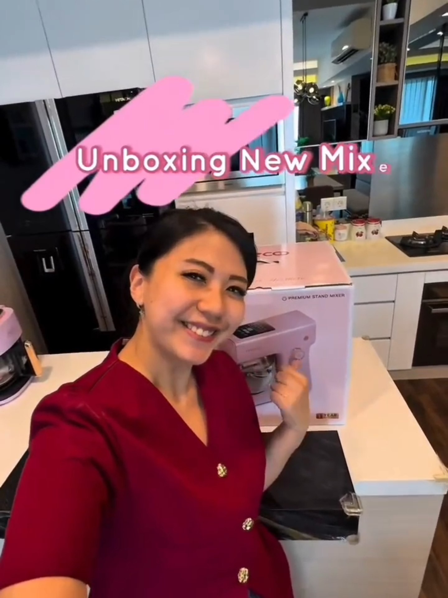 Unboxing New Mixer! Mecoo Aesthetic Standing Mixer 6L super premium dan mewah, bikin rumahmu makin estetik! Kapasitasnya 6L, Low watt 400W, Punya fitur Auto Off, Smart touch screen dan warnanya super gemesss! Gimana ga mau coba, warnanya pink? 😍😍 Cuss buruan di cek di keranjang kuning 😍 vidoe by christianistella #Mecookwithmecoo #masakmasak #mixer #unboxing