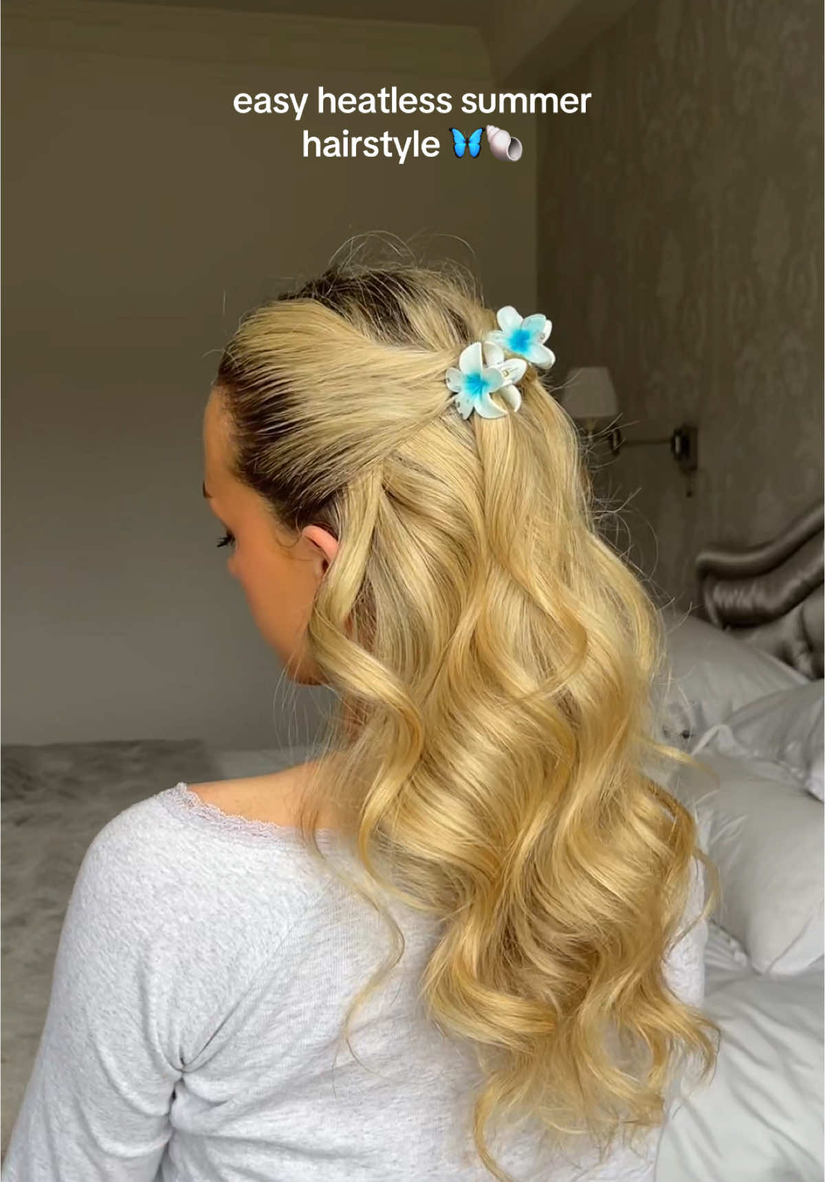 perfect if the front pieces don’t quite turn out how you’d like them to 🙌💕 using @Kitsch Heatless Curling Rods @Mermade Hair Wax Stick #summerhairstyles #heatlesscurls #heatlesshairstyles #flowerclip 