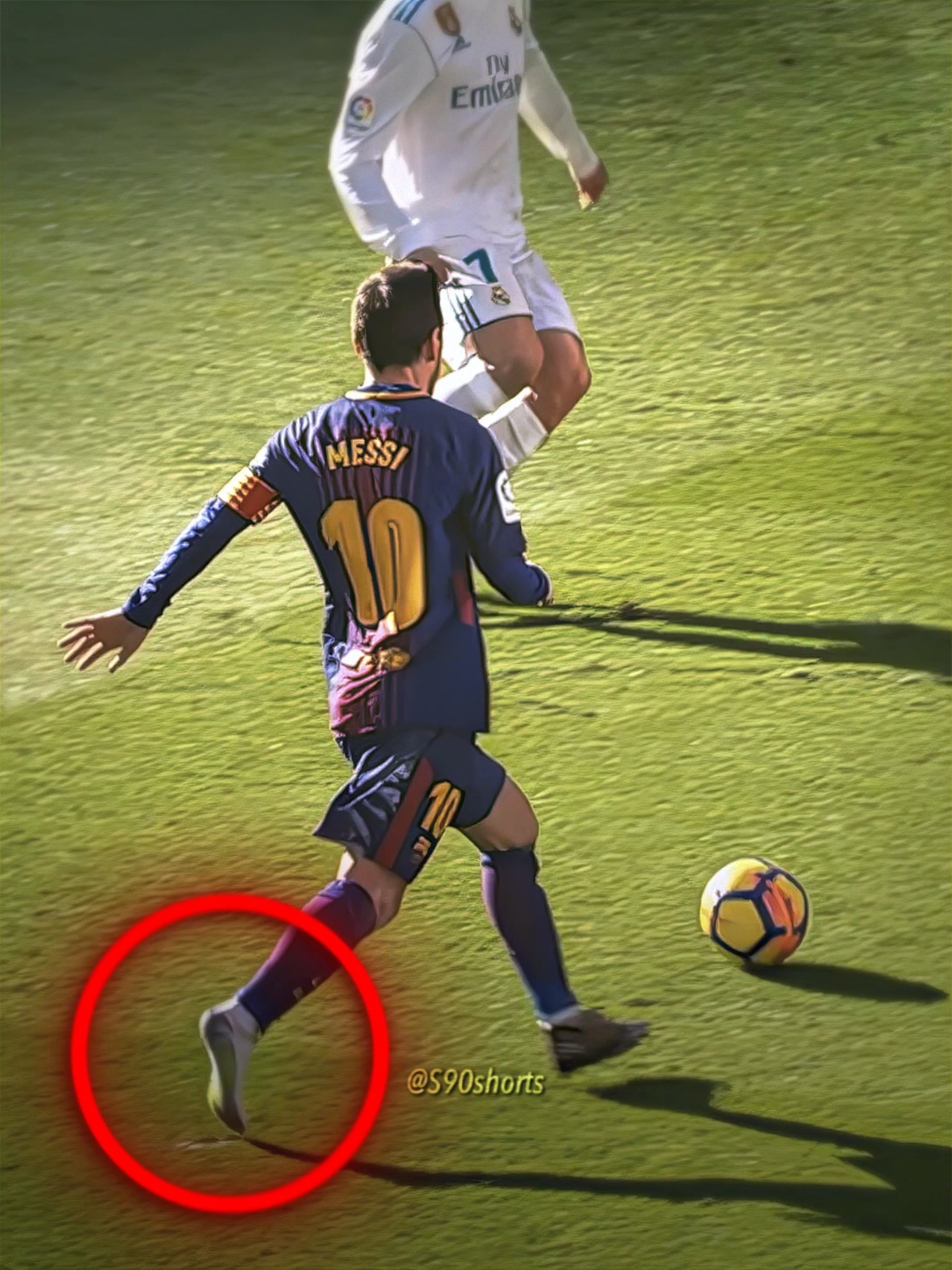 Ronaldo's reaction to Messi with one shoe 🥶