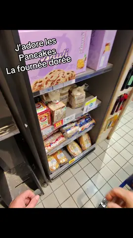 🥞 Pancakes La Fournée Dorée au Super U Frasne 🛒 Envie d’une pause gourmande ? Les pancakes moelleux de La Fournée Dorée sont disponibles au Super U de Frasne. Fabriqués en France avec de la crème fraîche et des œufs frais, ils sont parfaits pour un petit-déjeuner ou un goûter rapide.   Emballés dans une boîte en carton recyclable, ces pancakes sont sans huile de palme et sans conservateurs. Une option délicieuse et responsable pour satisfaire vos envies sucrées.  ⸻ 🔖 Hashtags suggérés #Pa#Pancakesa#LaFournéeDoréeu#SuperUFrasnee#PetitDéjeunerGourmando#GoûterRapidea#MadeInFrancea#SansHuileDePalmea#PauseSucréer#Frasneo#Doubs