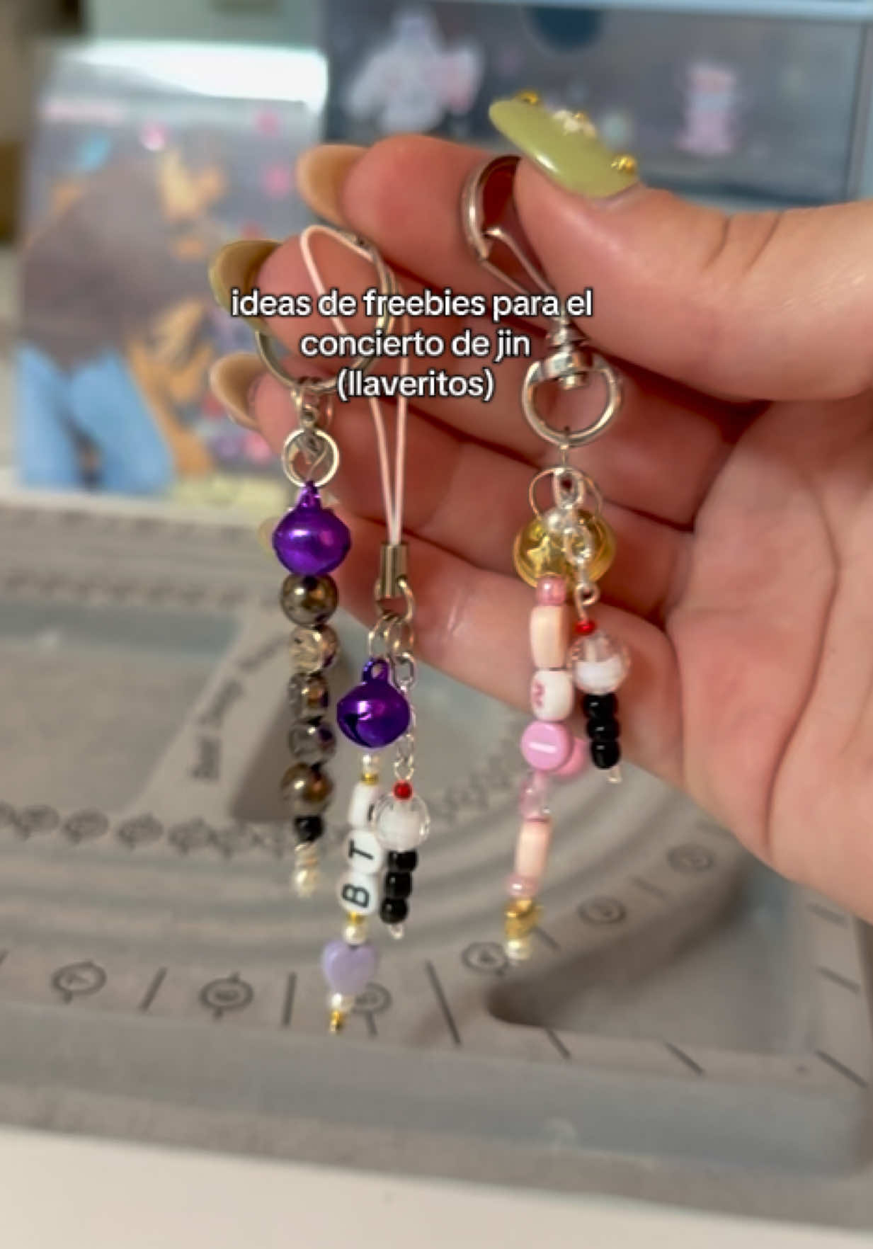 ideas de #freebies para #concierto #kpop ~ jin pt 1 - llaveros / phonecharms #DIY #manualidades #trinkets #seokjin  