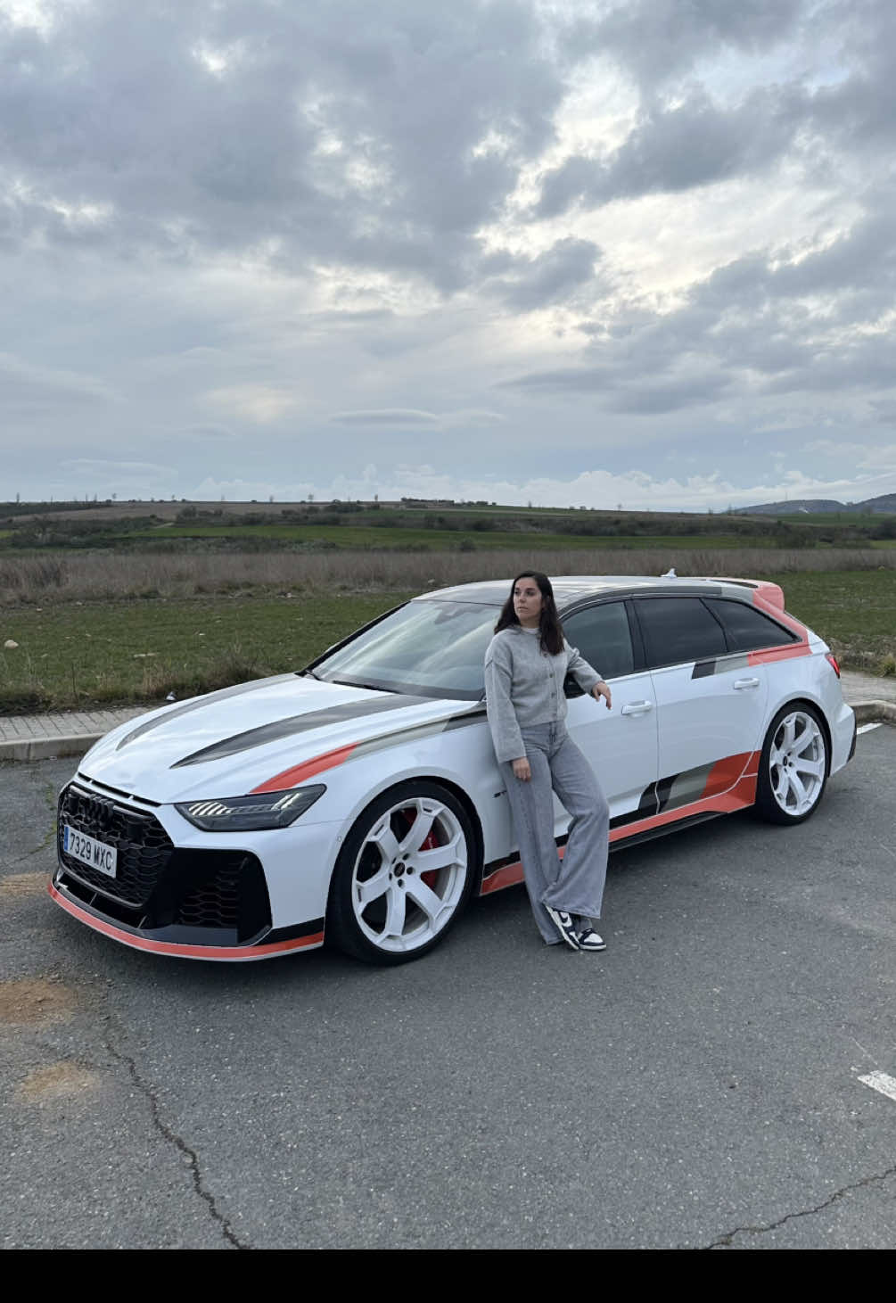¿Puede mi coche favorito ser más 🔝 todavía? Yo pensaba que era imposible y va Audi y se saca de la manga este RS6 Avant GT 💥 Es pura magia 🪄, desde los colores, hasta lo que guarda bajo el capó; ¿el problemilla? Que no tengo 200.000 euros 😩 Así que, ¿alguien que me lo regale? 🎁 @AUDI @Audi España @Audi sport #audi #audirs6avantgt #rs6avantgt #sportcars #cochesdeportivos #girlcar #carlover 