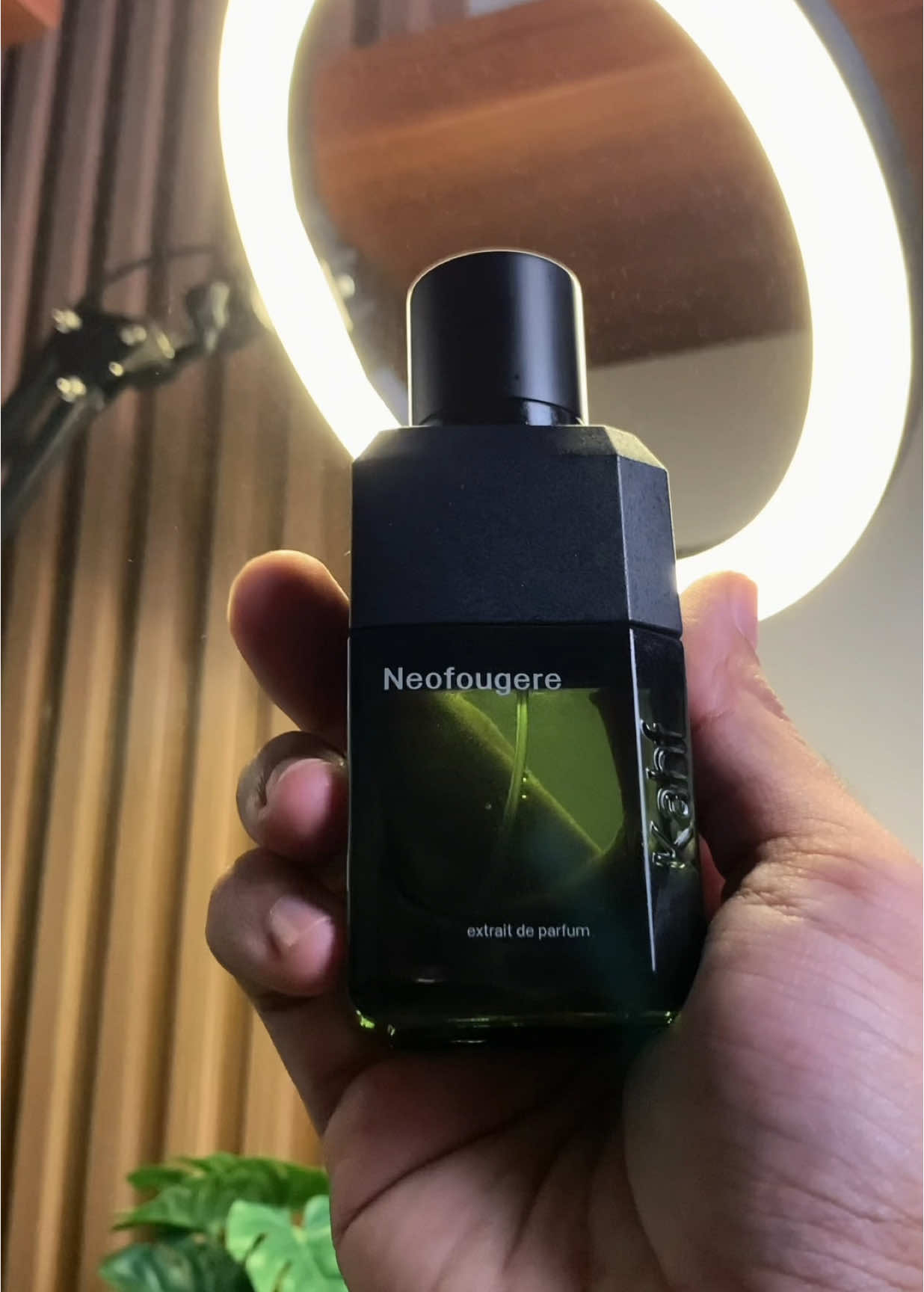 Parfum barunya Kahf emang GONG banget nih. Definisi parfum lokal dengan aroma yang enak banget. Cocok di hidung Depok gua. Kebetulan gua baru nyobain Oracle Series yang varian Neofougere.  Buruan kalian yg belum cobain parfum Kahf!! @KAHF 👊🏼 #kahfparfum #parfumkahf #parfumbarukahf #kahfextraitdeparfum 