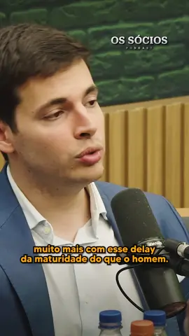 As novas gerações pensam duas vezes antes de ter filhos — não por egoísmo, mas por realismo. Com o alto custo de vida, a dificuldade de comprar um imóvel e a pressão por estabilidade, criar uma família parece um passo cada vez mais distante. Para muitos jovens, o sonho virou cálculo. E isso, quem cresceu em outro Brasil, ainda custa a entender. Comente “241” para receber o link do episódio completo! . #ossocios #podcast #brunoperini #maluperini #dinheiro #financas #investimentos #guilhermefreire #geraceos #filosofia 