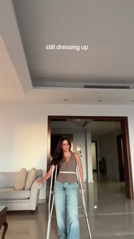 who said i cant dress up with crutches? #crutches #outfit #fyp #dressup #swiftie #foryoupagе 