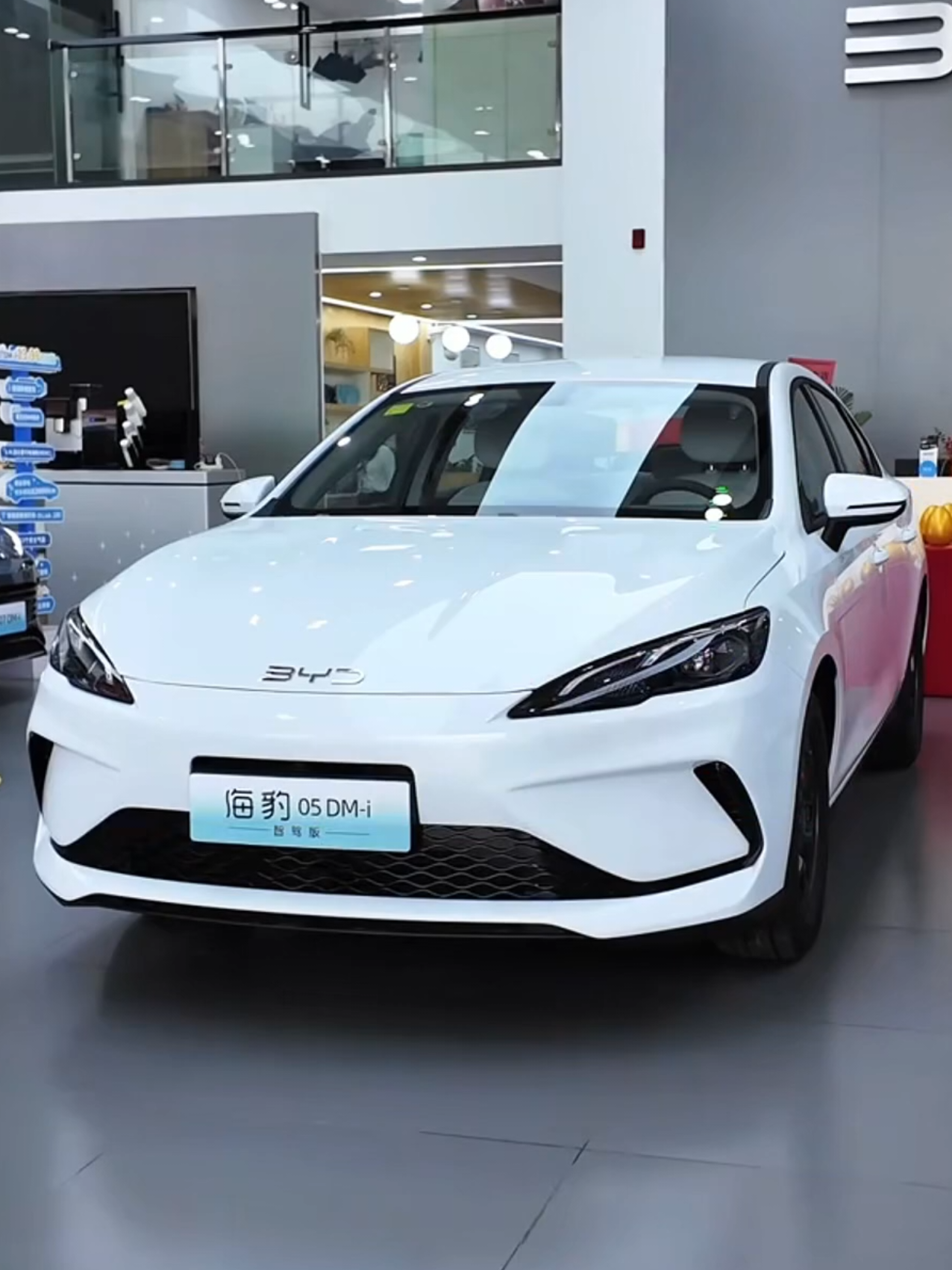 📹 All New 2025 BYD SEAL 05 DM-i PHEV – Gələcəyin Ağıllı Plug-in Hibrid SUV-u! ChinAutoAz ilə texnologiya, güc və iqtisadiyyat bir arada! 🚙 SUV kuzov dizaynı – idman üslubu və gündəlik rahatlıq bir arada ⚡ DM-i texnologiyası (Dual Mode - intelligent) – həm benzin, həm də elektrik enerjisi ilə yüksək səmərəlilik 🔧 1.5L turbo benzin mühərriki + elektrik motoru – balanslı və dinamik sürüş 🔋 18.3 kWh batareya ilə 120-130 km tam elektrik məsafəsi, ümumi 1000+ km hibrid məsafəsi 🔌 DC sürətli şarj: 30-80% cəmi 30 dəqiqə, AC şarj tam dolum təxminən 3 saat 🛋️ Yüksək keyfiyyətli interyer: dəri oturacaqlar, ambient işıqlandırma, panoramik günəş damı 🎮 15.6” fırlanan multimedia ekranı, 8.8” LCD göstərici, Apple CarPlay və Android Auto dəstəyi 🔒 Təhlükəsizlik: 360° kamera, avtomatik əyləc sistemi, zolaqda saxlama yardımçısı və adaptiv kruiz 📏 Ölçülər: 4780 x 1890 x 1670 mm, təkər bazası: 2782 mm 🛞 18/19 düymlük aerodinamik disklər və yüksək tutumlu təkərlər ⏱️ 0-100 km/s: ~7.0 saniyə, maksimum sürət: 180+ km/s ✅ ChinAutoAz vasitəsilə rəsmi sifariş – Bakıya çatdırılma ilə! ✅ BYD keyfiyyəti və ən son PHEV texnologiyası ilə səmərəli və ekoloji sürüş! #BYDSEAL05 #PHEV2025 #ChinAutoAz #YeniSUV #SmartDrive #DMiTechnology #BakuCars