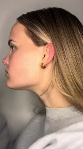 How to control the audio on AirPods 4! #therightone #airpods #airpodspro #headphones #techtok