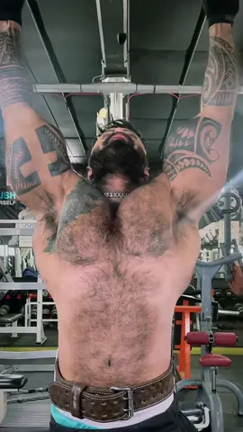 #gymbro #gymrats #musclebear #hairymuscle #hairymuscledaddy #onthisday #beerbelly #beardedmanwithtattoos #beardforlife 