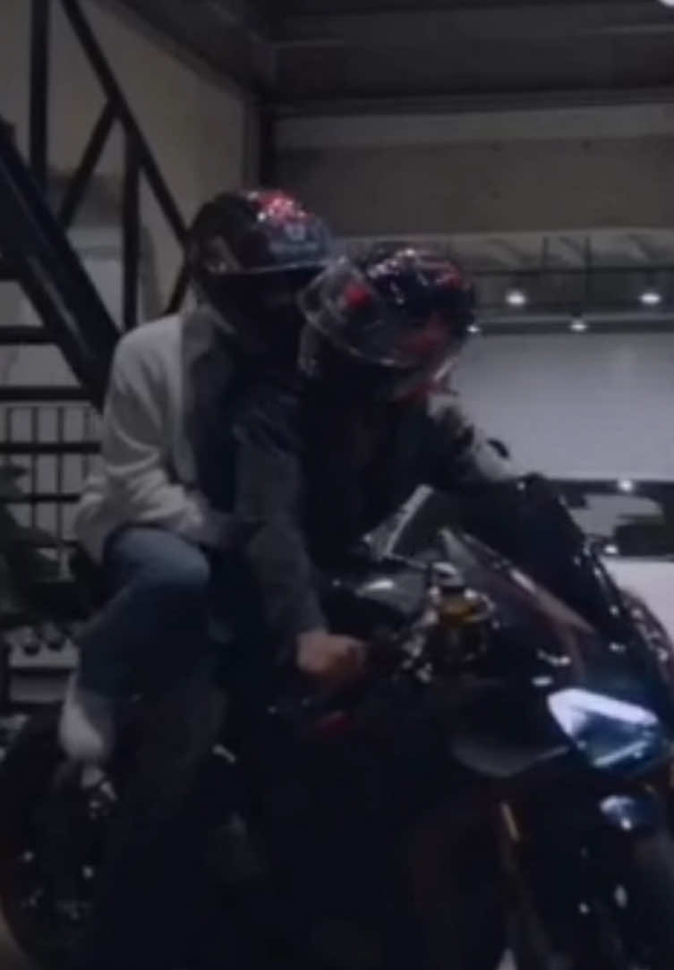 ในที่สุดก็ได้เห็นซีนนี้แล้ว🔥 ชอบม้ากกกกก เมียขี่ผัวซ้อน มันโคตรจาชาลีเบ๊บ/พุเพวมากๆ เมียเคะกล้ามแก่เท่ๆแส้บๆกับผัวลูกหมายังไม่หย่านม😍 #PitBabeTheSeries2 #PitBabe2EP2 #พูห์พาเวล #PoohPavel #ppoohkt #pavelphoom 