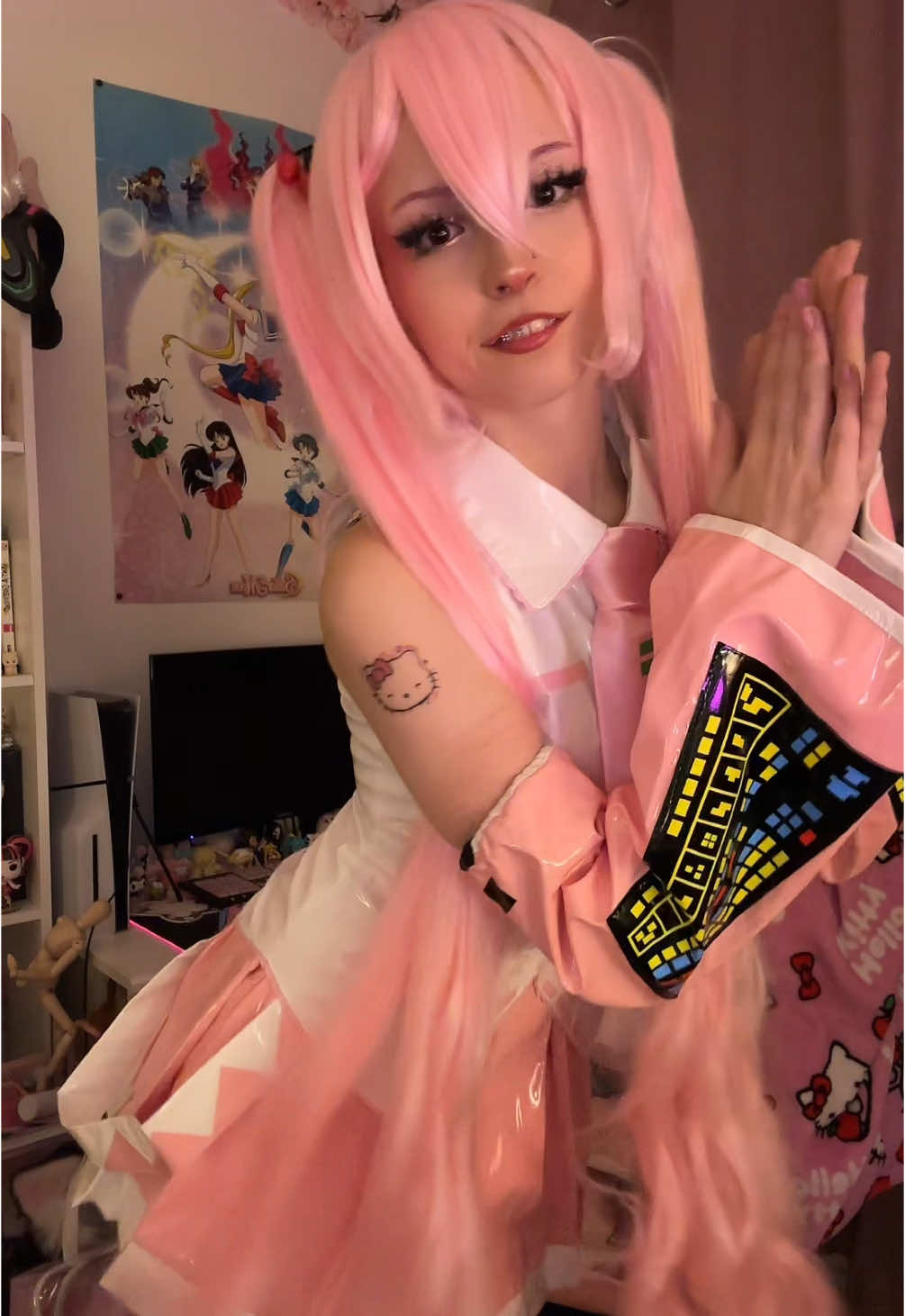 is this a loop 😱???! #ccinnabunii #cosplay #miku #hatsunemiku #sakuramiku #vocaloid 