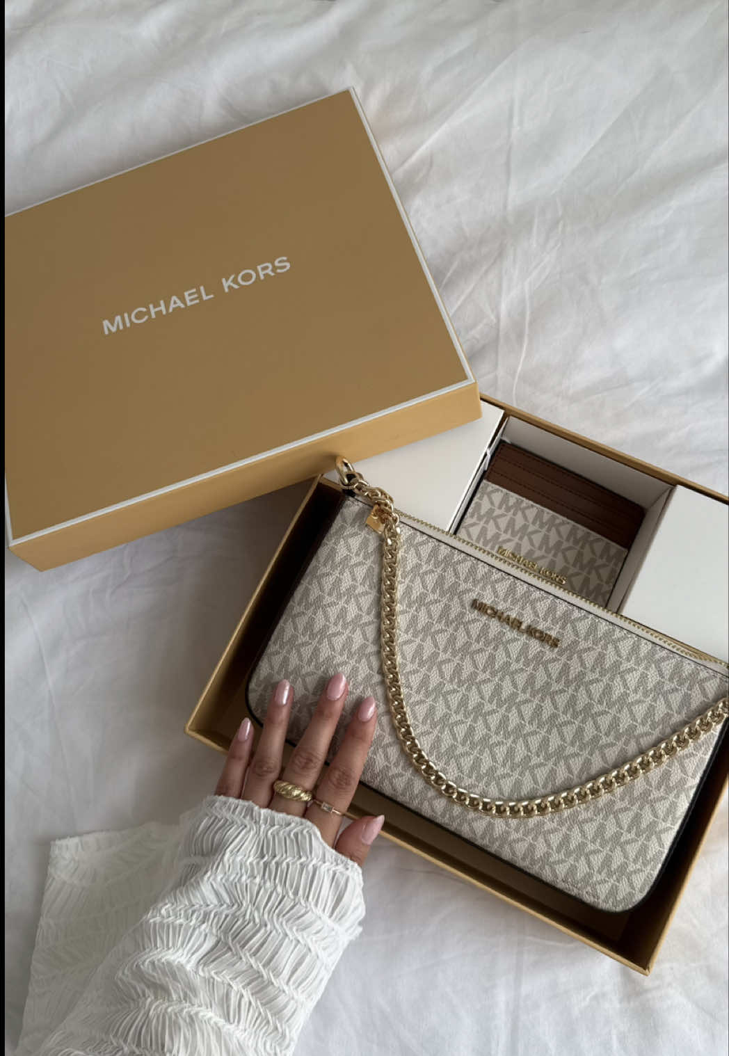 Mon nouveau bby @michaelkors 🤎🦢💫 On en parle de ce nouveau sac reçu pour mon anniversaire <33 #unbox #unboxing #brownbag #mıchaelkors #michaelkorsbag #brownvibes #brownstyle #browngirl #brownaesthetic  #pinterestgirl #Aestheticvibes #aestheticgirl #asmrunboxing #asmrsatisfying #newbabygifts 
