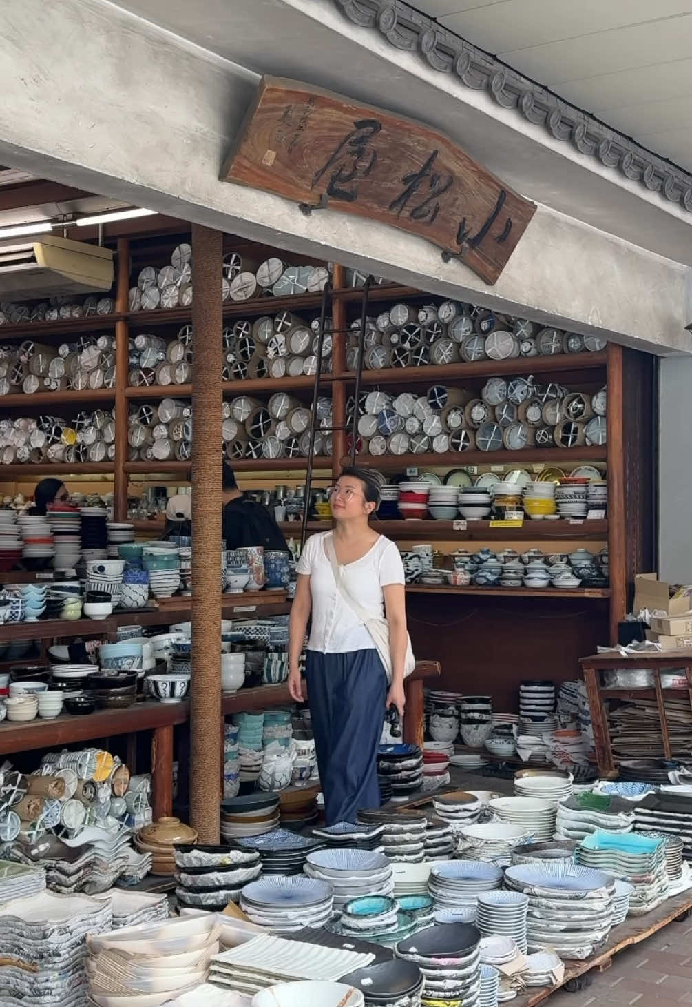 Save this video for your trip to Tokyo, Japan! Kappabashi street is a must visit in my opinion. I could spend all day here. It is heaven for all kitchenware and ceramic lovers. I love picking up functional yet beautiful items like kitchen tools during our travels. Every time we use it, we think of our trip! It’s the perfect souvenir in my opinion. The only problem is the weight limit for our luggage. But that’s a problem for @kinthekwendyhome (IG) to solve. ☺️ Tagging a few shops (but we went to so many more!) 📍: Kappabashi Street 🔪 store: @tsubaya.jp (IG) 🍵 shop: @baise_tdi (IG) #travel #kitchentool #souvenirs #ceramics 