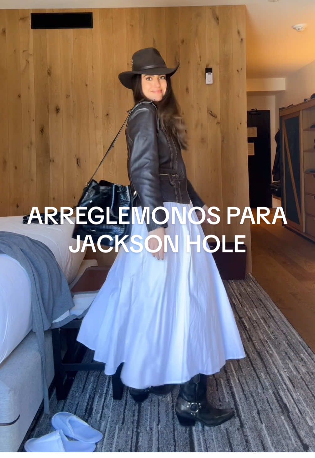 Embotada, ensrombrerada y FELIIIIIZ @Bala Di Gala 10% con mi código ANACRIS falda de @Commense 12% con “criscantur_12” #jacksonhole #wyoming #commense #outfitideas #cowboyboots #botasvaqueras #moda #fashion #humor #grwm #arreglateconmigo #outfitinspo 